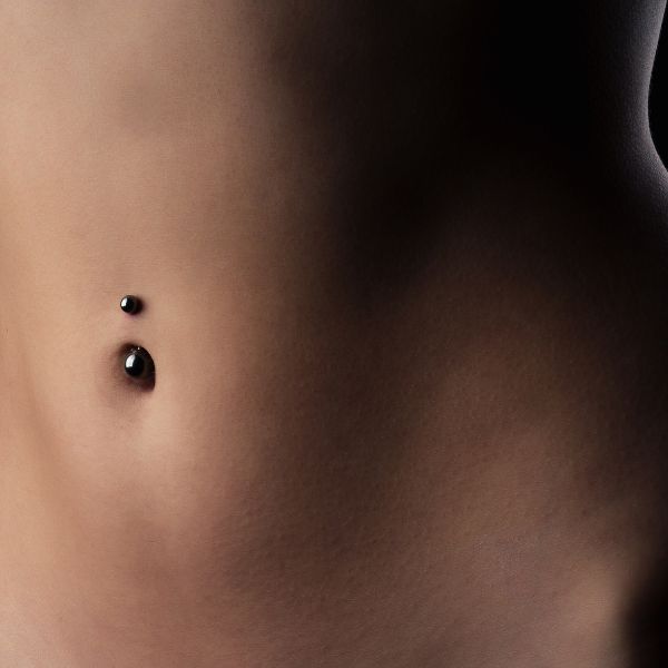 Navel piercing thumbnail